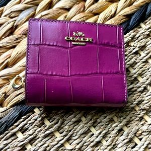 Beautiful Coach Embossed small zip wallet